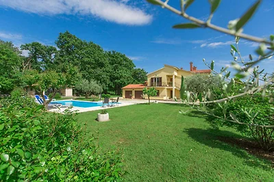 Ferienwohnung mit Pool und grossem Garten