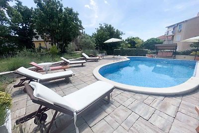 Ferienwohnung mit Pool und Balkon