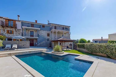 Ferienhaus mit Pool und Taverne für