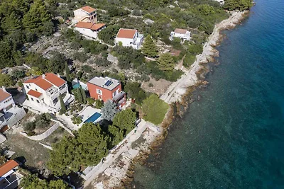 Villa mit Pool und direkt am Strand