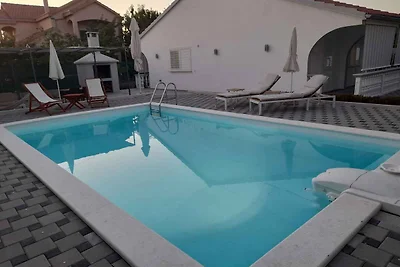 Ferienhaus mit Blick auf den Hof und den Pool