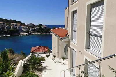Villa direkt am Meer mit gemeinsamen Pool