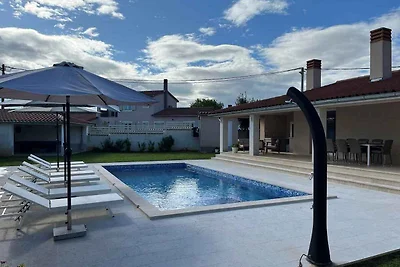 Villa mit Swimmingpool und grosser Terrasse