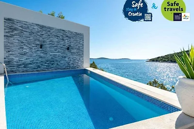 Villa mit Pool und Meerblick