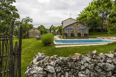 Villa mit Pool und Klimaanlage
