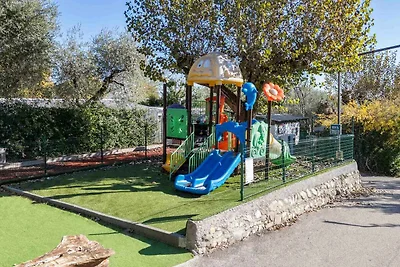 Mobilehome mit halbüberdachter Holzterrasse