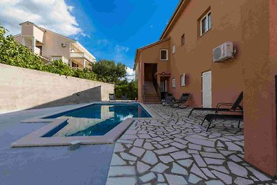 Ferienwohnung mit Pool und Meerblick