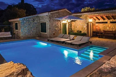 Ferienhaus mit Pool und Grill