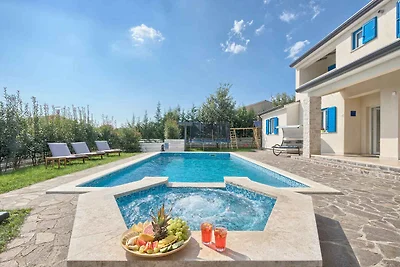 Villa mit Swimmingpool, Sauna und Spielplatz