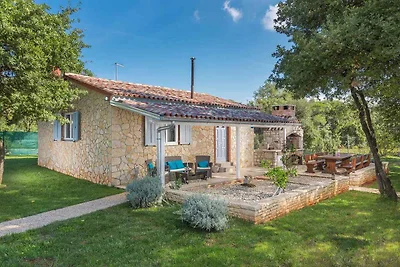 Ferienhaus mit Pool, umgeben von Natur