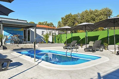 Ferienhaus mit Terrasse und Pool