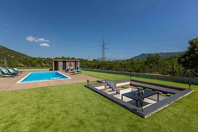 Ferienhaus mit Pool und Klimaanlage