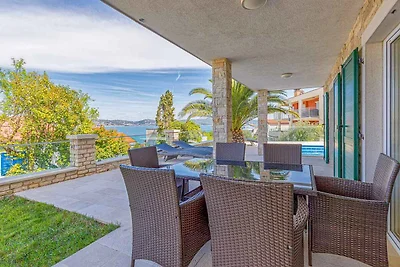 Villa mit Aussenpool und Meerblick