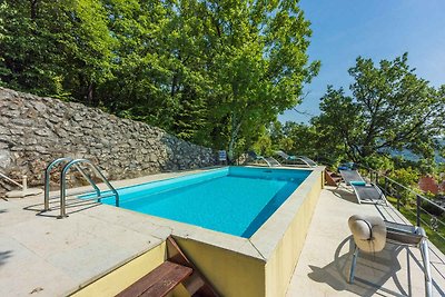 Villa mit Swimmingpool und Sonnenterrasse mit