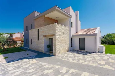 Villa mit Pool, Jacuzzi und Spielfeld