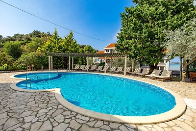 Gemütliches Ferienhaus Lucija in idyllischem