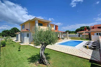 Villa mit Swimmingpool und Sonnenterrasse