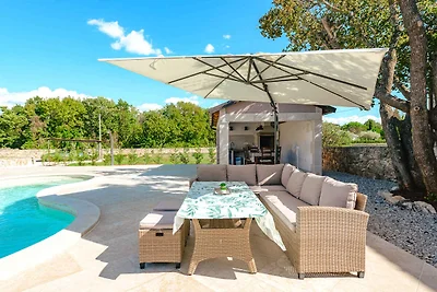 Villa mit Pool und Klimaanlage