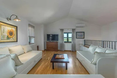 Villa mit Pool, Whirlpool und eingezäunten