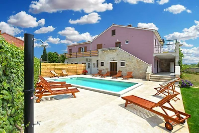 Villa mit Swimmingpool und grossem Garten