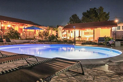 Ferienhaus mit Pool und Grill