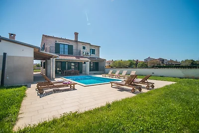 Villa mit Pool und Garten