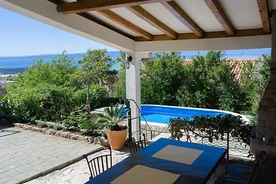 Ferienhaus mit Pool und Blick auf das Meer