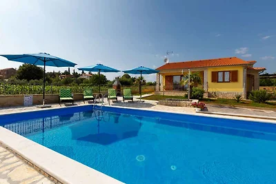 Ferienhaus mit Pool und Grill