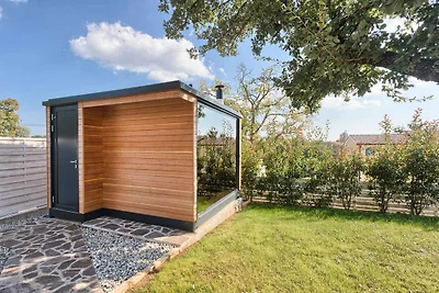 Villa mit Swimmingpool, Sauna und Spielplatz