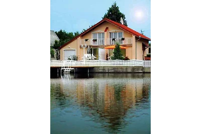 Ferienhaus direkt am Fluss mit Pool