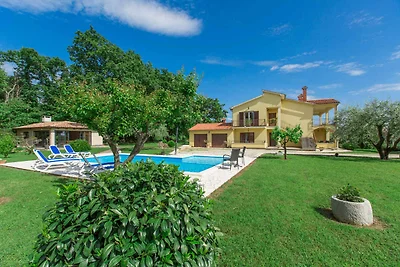 Ferienwohnung mit Pool und grossem Garten