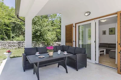 Villa mit Pool auf grossem Grundstück