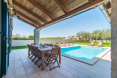 Villa mit Pool und Garten