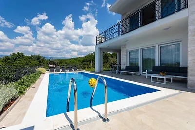 Ferienhaus mit Pool für 8 Personen