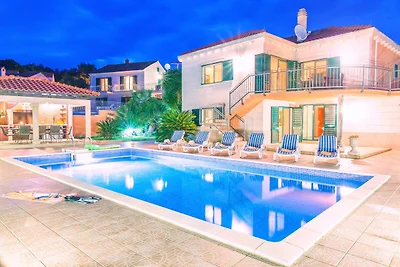 Villa mit Meerblick und Pool
