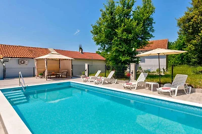 Ferienhaus mit Swimmingpool, Terrasse und