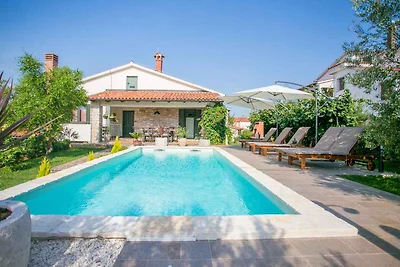 Villa mit Pool und Garten