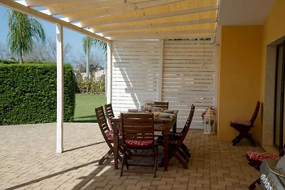 Villa mit Aussenpool und Internet