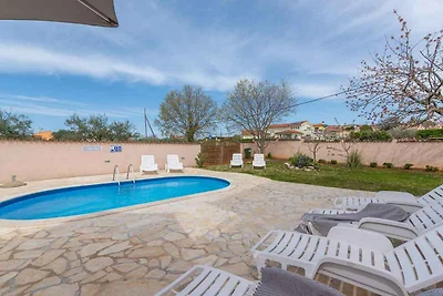 Villa mit Pool und Garten