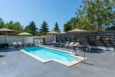 Ferienhaus mit grossem Garten und Pool