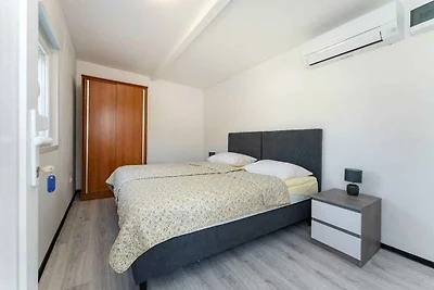 Ferienhaus mit Pool und Tennisplatz