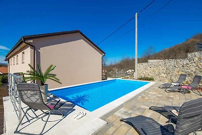 Ferienhaus mit Pool und Klimaanlage