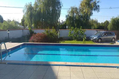 Ferienhaus mit Aussenpool am Ufer