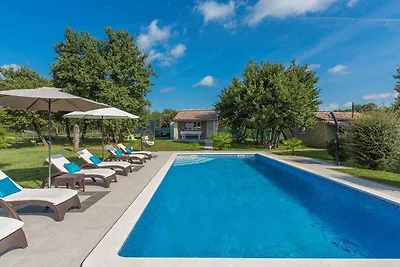Ferienhaus mit Pool, umgeben von Natur
