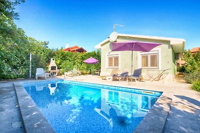 Ferienhaus mit Pool und Grill