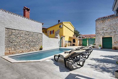 Villa mit Terrasse und Pool