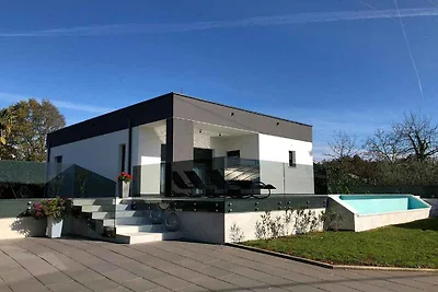Villa mit Pool und Klimaanlage