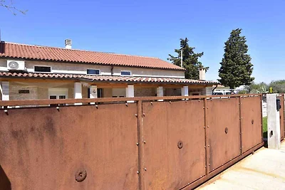 Ferienhaus mit Pool in Strandnähe