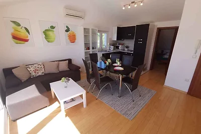 Ferienwohnung mit modernen Möbeln und