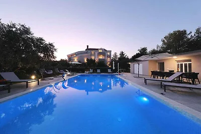 Ferienhaus mit Pool und Grill